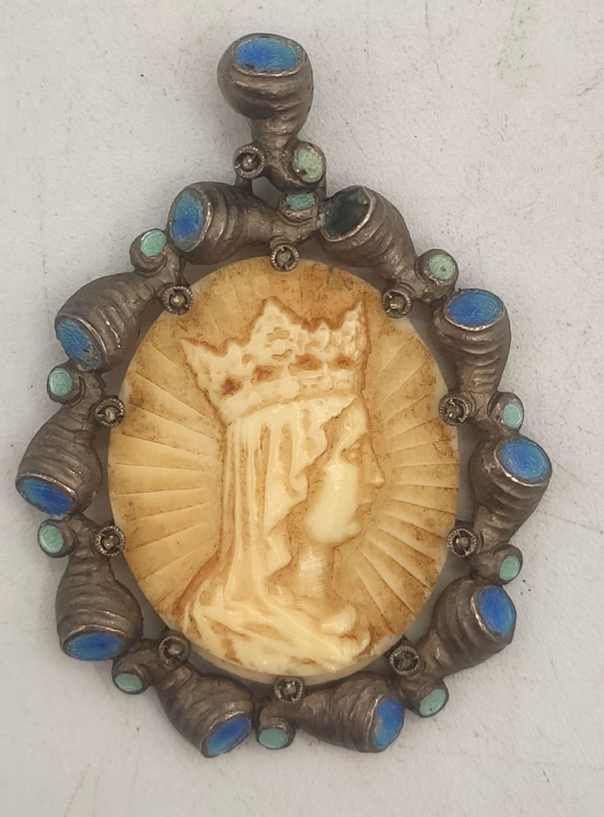 Medalla colgante de la Virgen coronada en marfil, plata y esmalte, de 