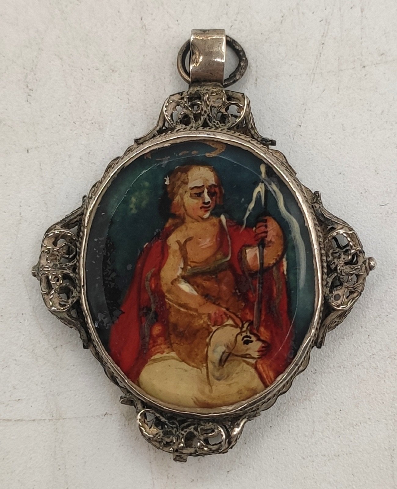 Medalla en plata filigrana con imagen de San Juan Bautista niño y la S
