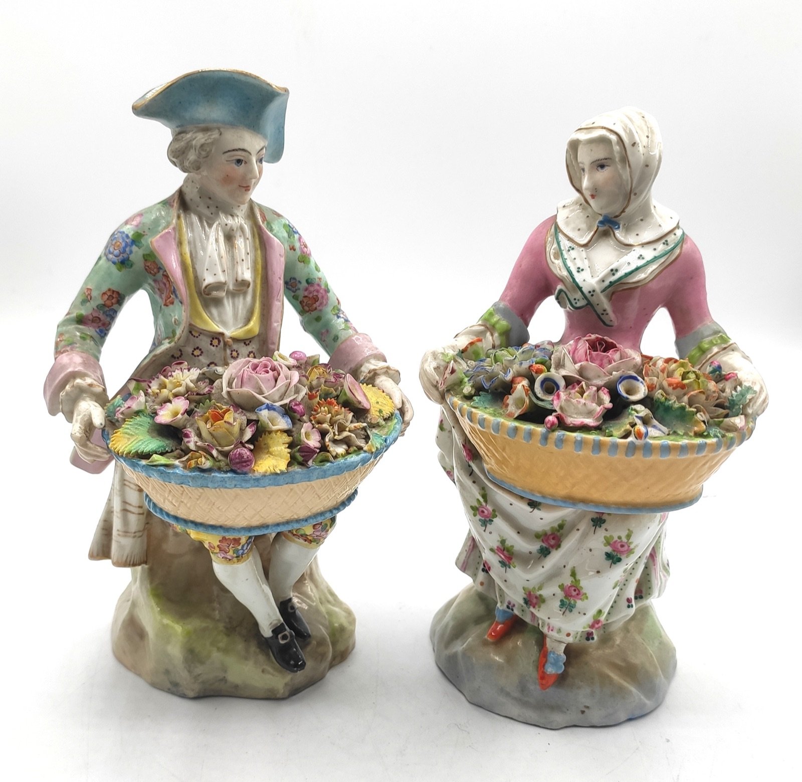 Pareja de figuras con cestos de flores en porcelana alemana de Meissen