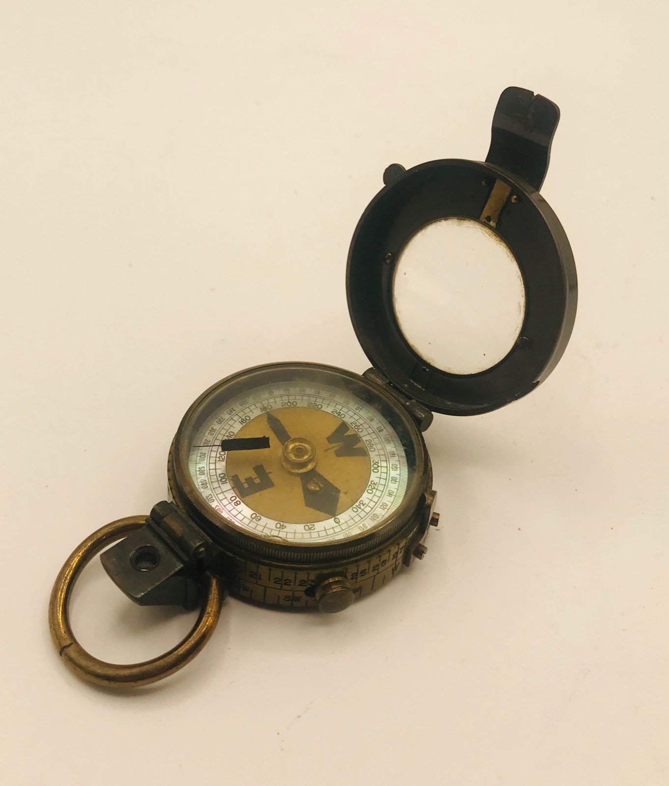 Brújula de bolsillo en metal dorado, probablemente de uso militar, de 