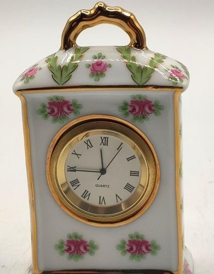 Reloj quartz de sobremesa en porcelana, del siglo XX.
