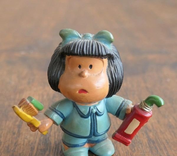 FIGURA DE PVC , COMICS SPAIN , MAFALDA CON CEPILLO DE DIENTES Y PASTA 